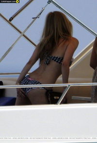 avril lavigne bunda rabo bikini Foto